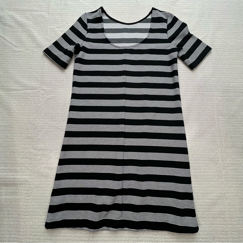 GAP Women’s Black & Gray Striped Short Sleeve Knit Dress Size Small